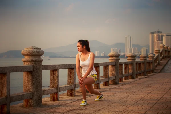 Asyalı kız şafakta egzersizleri yapıyor — Stok fotoğraf