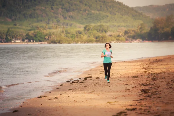Chica joven corriendo en la playa del mar —  Fotos de Stock