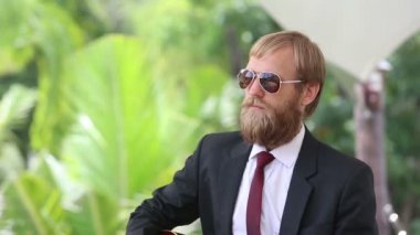 sakallı adam gitar çalmak