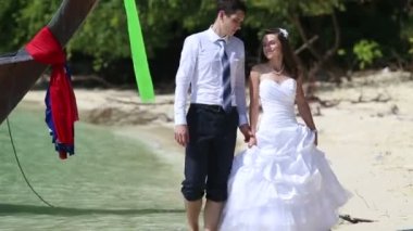 Gelin ve damat tropikal plaj