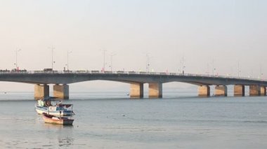 Balıkçı tekneleri Vietnam köprüsünde