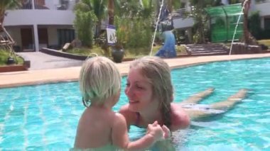 Anne ile kızı havuzda