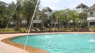 Anne ve küçük kızı havuzda