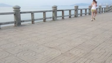 Asyalı kız set yürüyüş