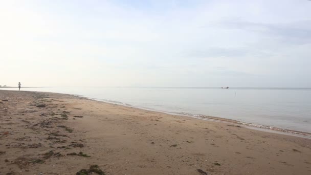 Menina correndo na praia de areia — Vídeo de Stock