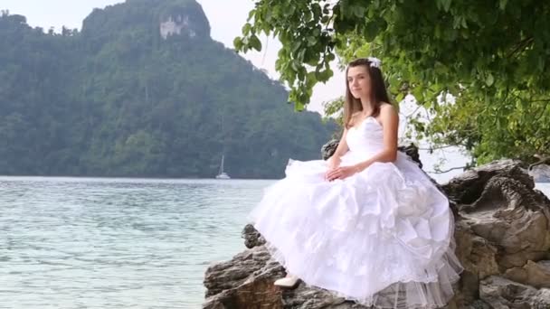 Bruid en bruidegom op zee strand — Stockvideo