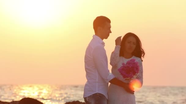 Novio y novia en la playa de mar — Vídeos de Stock