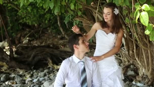 Novia y novio en plantas tropicales — Vídeo de stock