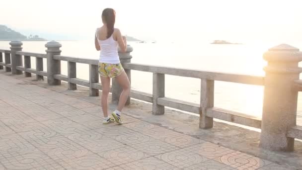 Азиатская девушка делает упражнения — стоковое видео