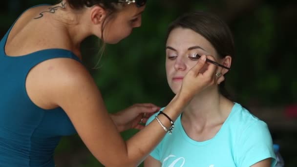 Make up artista mettere il trucco — Video Stock