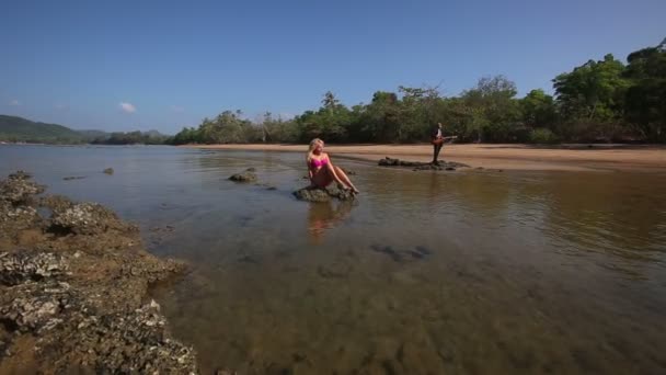 Man gitaarspelen voor meisje op zee — Stockvideo