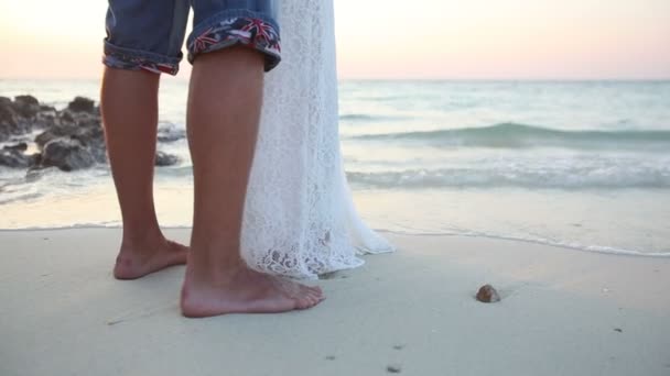 Sposa e sposo sulla spiaggia di mare — Video Stock