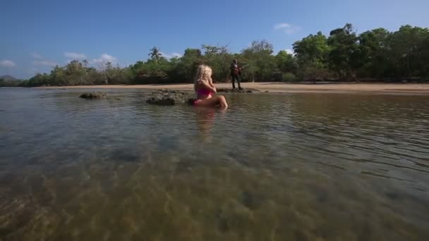 Mädchen und Gitarrist in der Nähe der See — Stockvideo