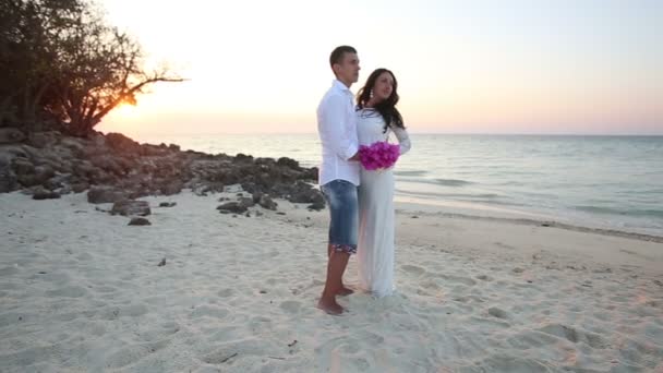 Жених и невеста на морском пляже — стоковое видео