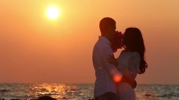 Bruden och brudgummen på stranden — Stockvideo