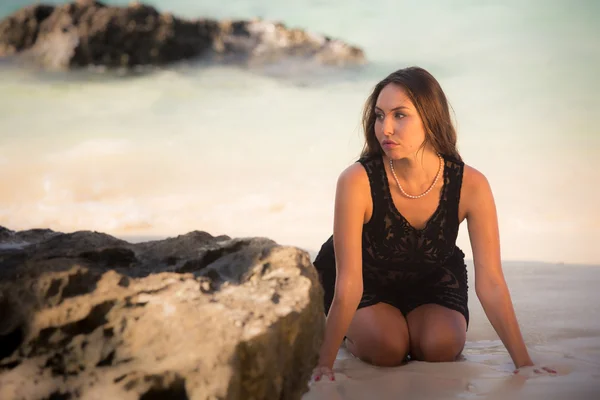 Hermosa chica posando en el mar — Foto de Stock