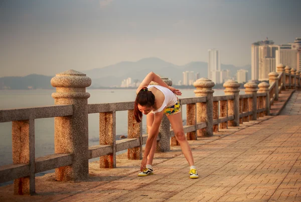 Asyalı kız şafakta egzersizleri yapıyor — Stok fotoğraf