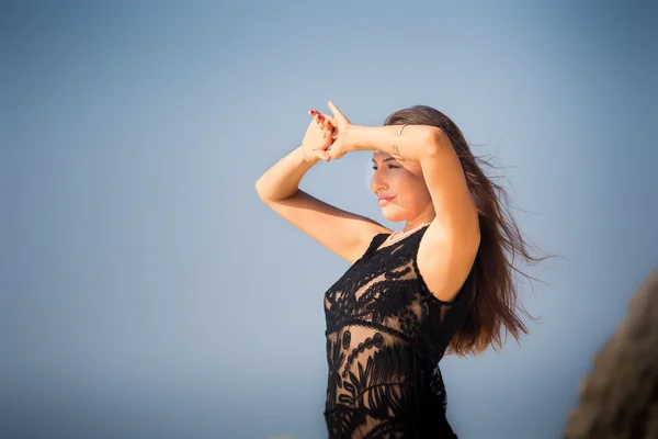 Menina bonita em vestido de renda preta — Fotografia de Stock