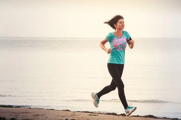 Chica joven corriendo en la playa del mar —  Fotos de Stock