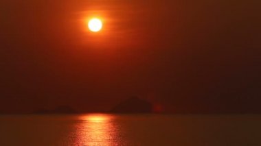 Deniz üzerinde yükselen güneş Panoraması