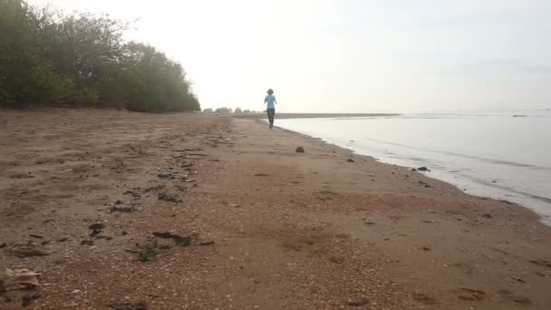 Dziewczyna pracuje na piaszczystej plaży — Wideo stockowe