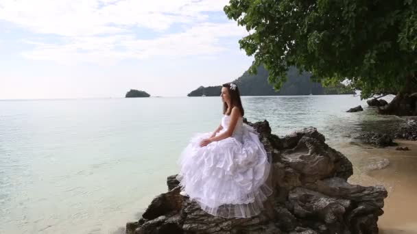 Hermosa novia sentada cerca del mar — Vídeos de Stock