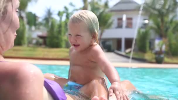 Madre y niña en la piscina — Vídeo de stock