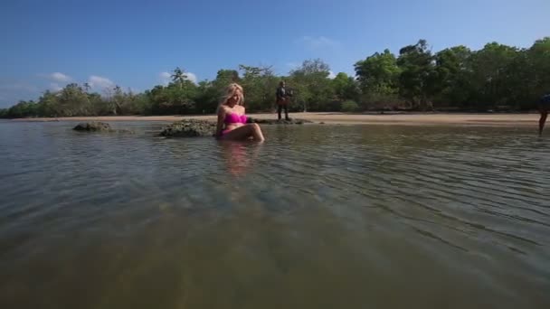 Guitariste jouer pour fille près de la mer — Video