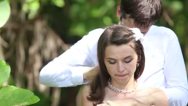 Novia y novio en plantas tropicales — Vídeo de stock