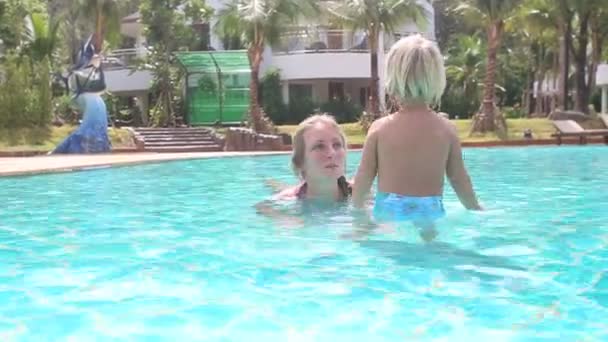 Mãe com pequena filha na piscina — Vídeo de Stock