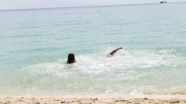 Mädchen und Mann schwimmen im Meer — Stockvideo