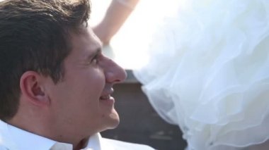 Gelin ve damat sandalda oturan