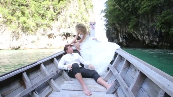 Bride and groom on longtail boat — Stock Video