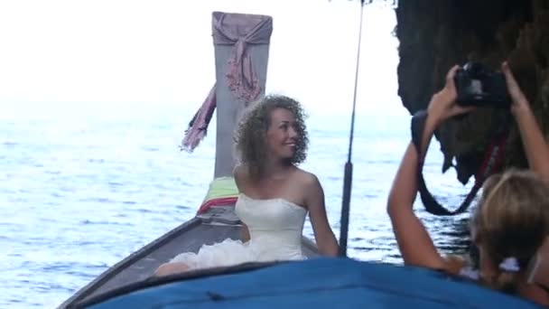 Фотограф і наречена на човні — стокове відео