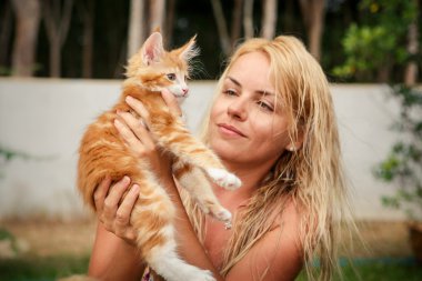 Sarışın kız ve kırmızı kedi yavrusu