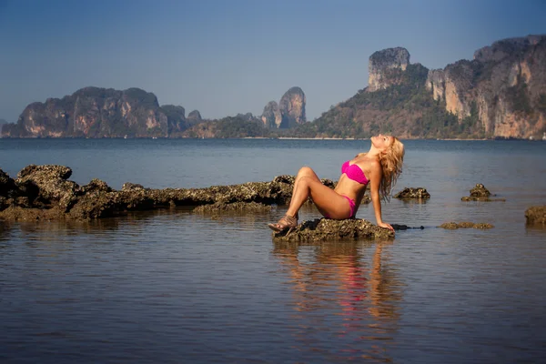 Menina de biquíni na praia do mar — Fotografia de Stock