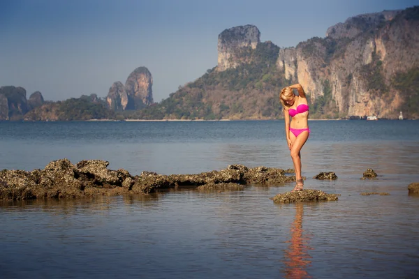 Mädchen im Bikini am Strand — Stockfoto