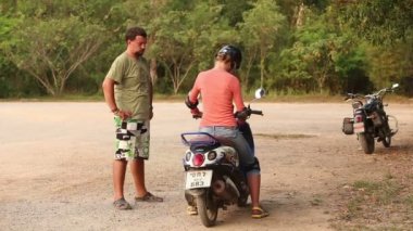 Kız sürücü scooter öğretim dersi