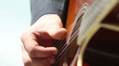 Gitar çalan adam