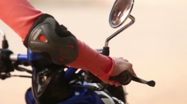 Scooter üzerinde oturan kız