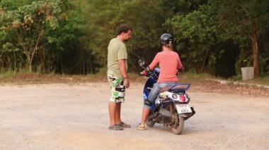 Kız sürücü scooter öğretim dersi