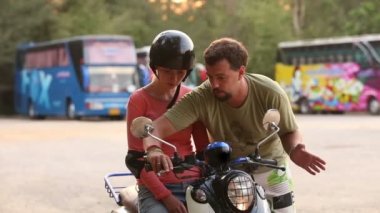 Kız sürücü scooter öğretim dersi