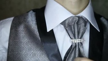 Damat onun kravat ayarlama
