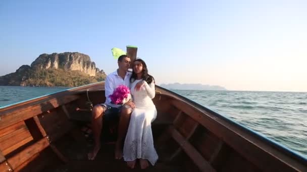 Nevěsta a ženich v thajské lodi