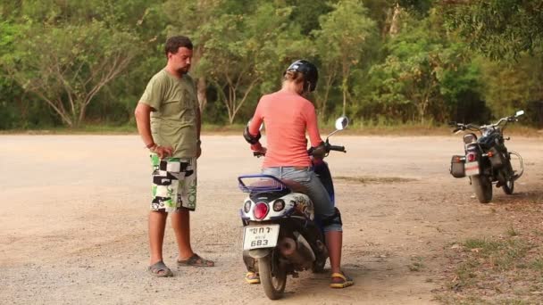 Instructor enseñando chica a conducir scooter — Vídeos de Stock