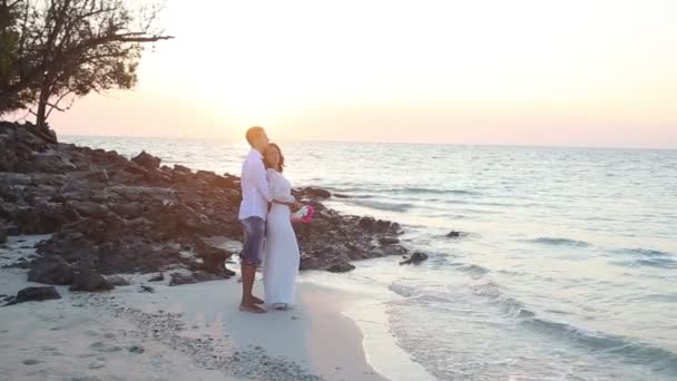 Bruden och brudgummen på stranden — Stockvideo