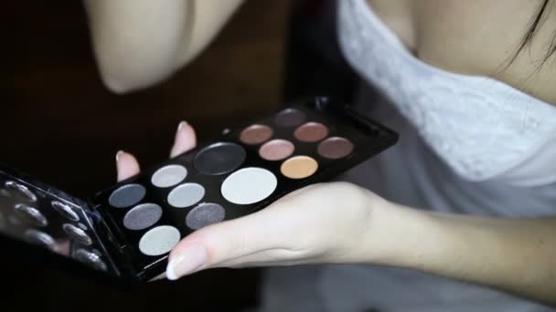Novia aplicando maquillaje — Vídeo de stock