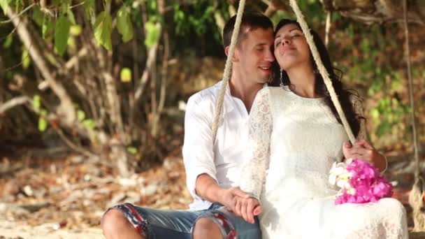 Жених и невеста на тропическом пляже — стоковое видео