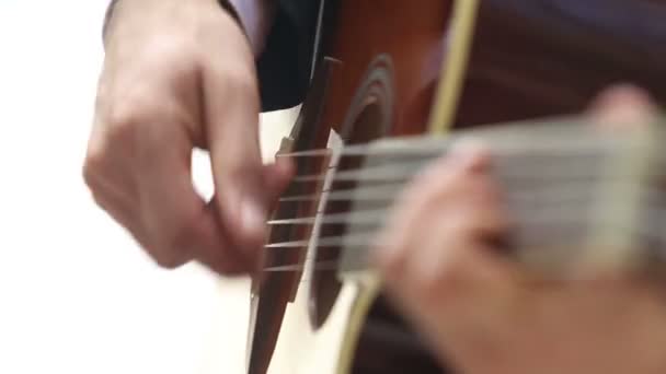 Hombre tocando la guitarra — Vídeos de Stock