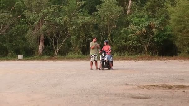 Instrutor de ensino menina para dirigir scooter — Vídeo de Stock